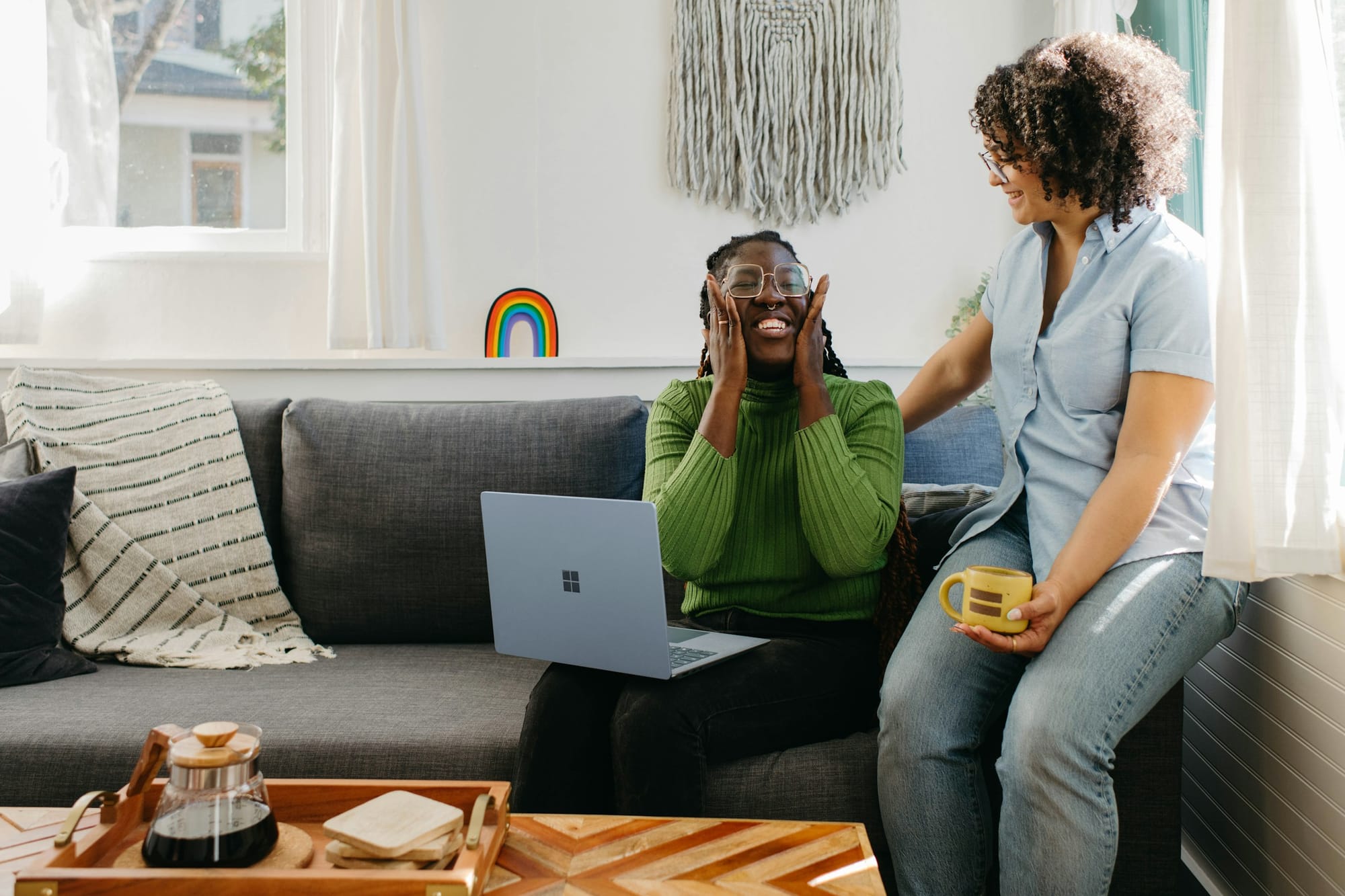 woman helping a friend - LLM Prompting