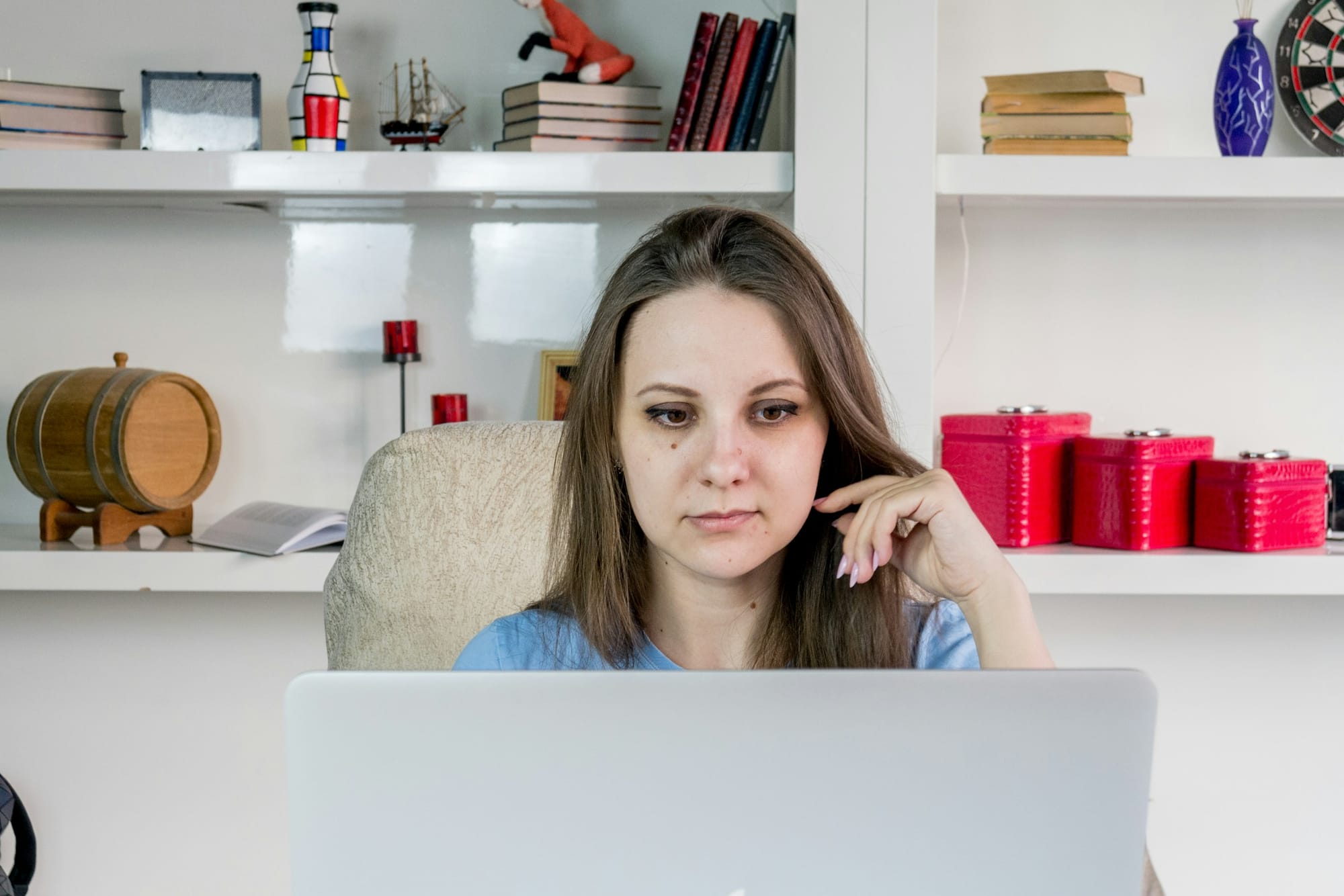 woman on a laptop - Crewai vs. Autogen 